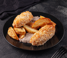 Котлеты из куриного филе в сливочно-грибном соусе с запеченным картофелем