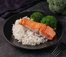 Стейк из сёмги с рисом и брокколи