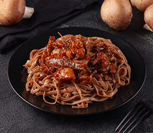 Лапша соба с курицей и обжаренными вешенками