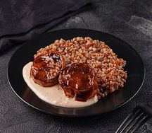 Запеченная свиная вырезка с беконом и гречкой по-деревенски