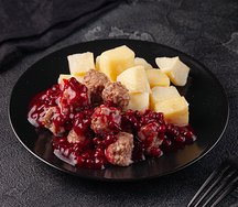 Фрикадельки по-шведски с отварным картофелем и брусничным соусом