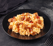 Скрэмбл с колбасками и беконом из индейки