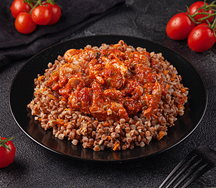 Филе бедра куриного в томатном соусе с гречкой