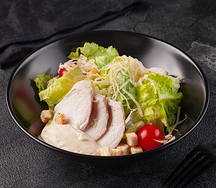 Салат Цезарь с курицей