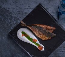 Макрель на гриле с копчёным кремом и луковой водой