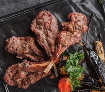 Каре ягнёнка на гриле с печёными баклажанами
