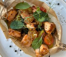 Кубики лосося с овощами