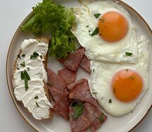 Глазунья с мясным хлебом