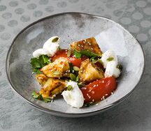 Салат из хрустящих баклажанов и томатов