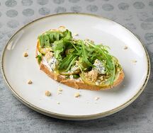 Брускетта с грушей и горгонзолой