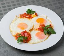 Яичница с томатами и сыром