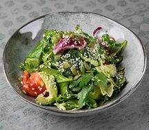 Салат овощной с авокадо