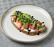 Брускетта с семгой и авокадо