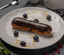 Эклер с шоколадной глазурью