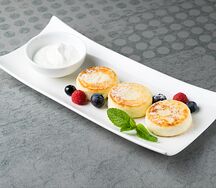 Сырники со сметаной и ягодами