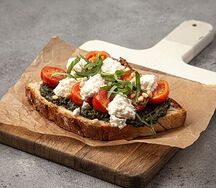 Брускетта с томатами и страчателлой