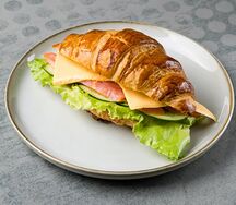 Круассан с семгой