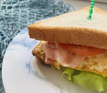 Сэндвич с беконом и яйцом