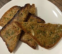 Фирменный чесночный черный хлеб