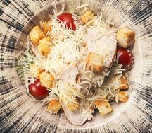 Салат Цезарь с куриной грудкой