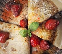 Блины с горячей клубникой и творожным сыром