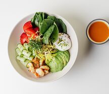 Боул с киноа, авокадо, листьями салата, томатами черри, яйцом пашот и тигровыми креветками