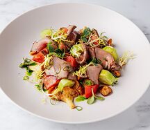 Салат с ростбифом, овощами и соусом понзу