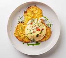 Драники картофельные с камчатским крабом и яйцом пашот