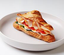 Круассан с индейкой, яйцом и шпинатом