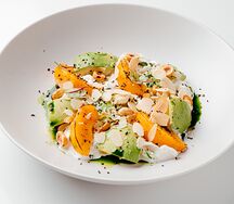 Салат из авокадо с сезонными фруктами и страчателлой