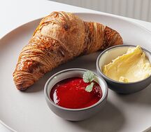 Классический круассан с джемом и маслом