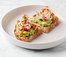 Брускетта с камчатским крабом и муссом из авокадо