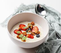 Каша овсяная с ягодами и гранолой