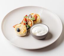 Сырники с ягодами и сметаной