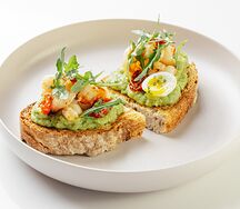 Брускетта с креветками, томатами, авокадо и перепелиным яйцом