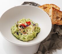 Хумус из авокадо с тигровыми креветками