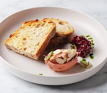 Паштет из утиной печени с вишнёвым конфитюром и деревенским тостом