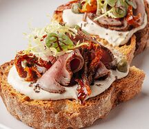 Брускетта с ростбифом и вялеными томатами