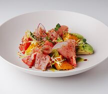 Салат с маринованным тунцом и авокадо