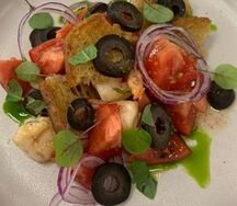 Салат Панцанелла с креветками. томатами и деревенским хлебом