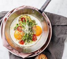 Яичница глазунья с запеченными томатами черри, кабачками гриль и зеленью