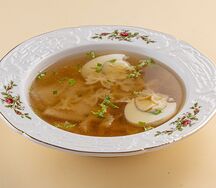 Куриный бульон с яйцом