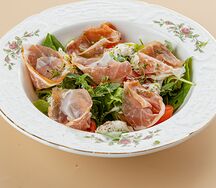 Салат со страчателлой и пармской ветчиной