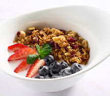 Гранола со свежими ягодами