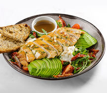 Салат с куриным филе на гриле и соус песто