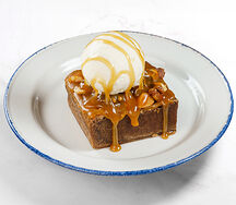 Брауни с карамельно- ореховой начинкой