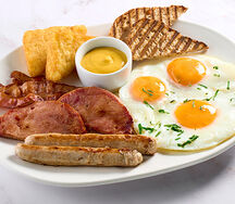 Глазунья с беконом и колбасками из индейки