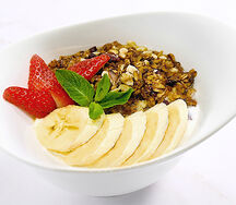 Гранола с бананом и клубникой