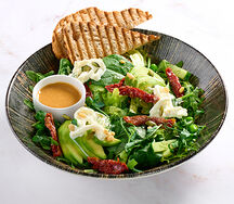 Салат зеленый с авокадо и страчателлой