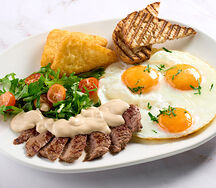 Глазунья с говядиной и хашбрауном